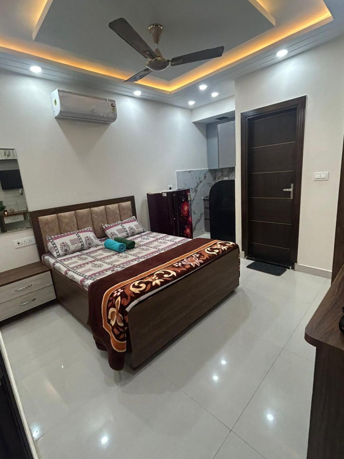 Urban Nest In South Delhi Apartment *
